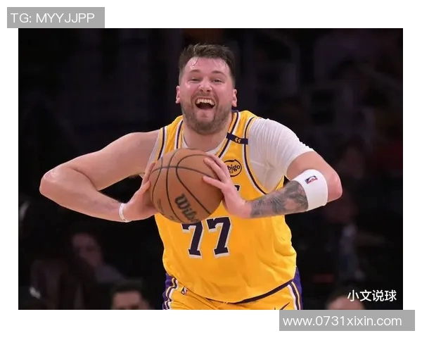 东契奇赛场小动作被镜头捕捉引发球迷热议讨论不断